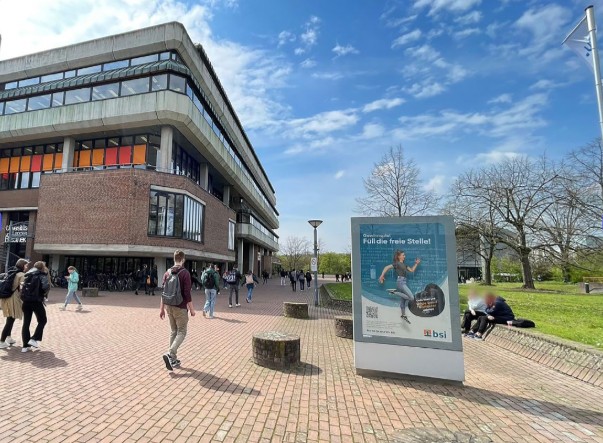 Plakatwerbung an der Hochschule