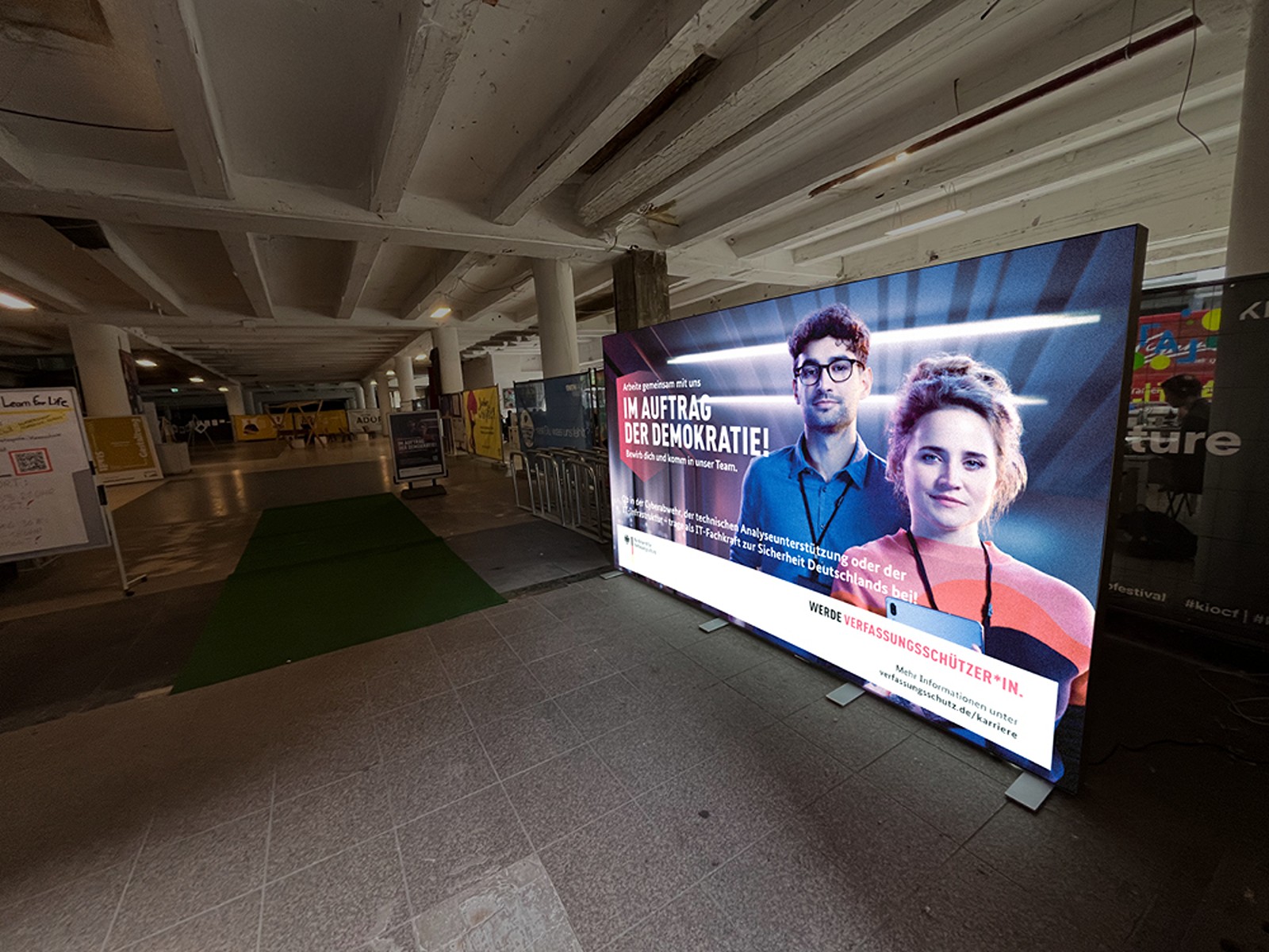 Dieses Bild hat ein leeres Alt-Attribut. Der Dateiname ist Campusmarketing-Plakatwerbung-PW-Verfassungsschutz-Webseite.jpg